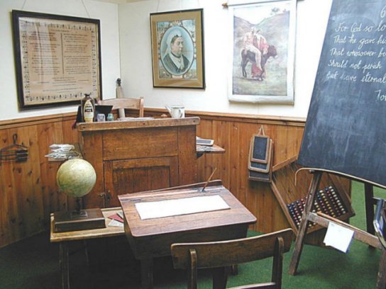 Victorian classroom (49573 bytes)